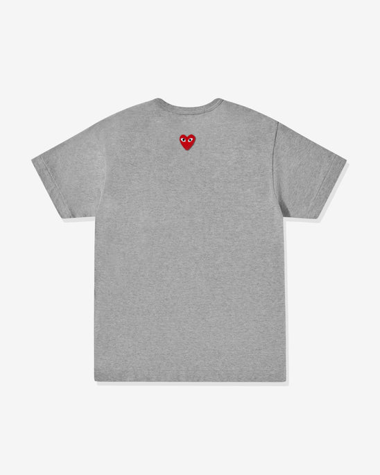 Playera Gris con Corazón Rojo Invertido COMME DES GARÇONS PLAY